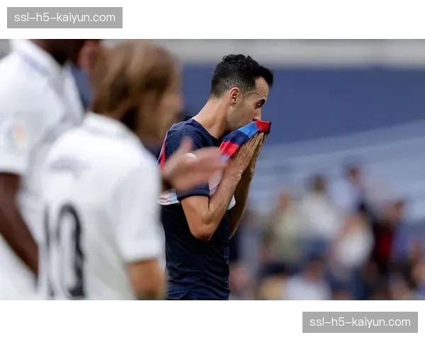 极端天气致航班延误，巴萨全队深夜抵达米兰