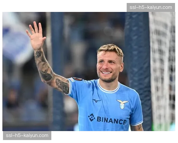 特写镜头：拉齐奥因莫比莱向队友做手势，示意放缓节奏控制球权