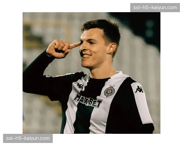 AC米兰敲定19岁黑山前锋科斯蒂奇,球员33场11球1助攻 AC米兰敲定19岁黑山前锋科斯蒂奇,球员33场11球1助攻